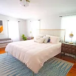 Carriage House On Chatham Sq